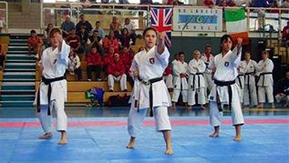 Foto esibizione degli allievi del team karate di Top Gym