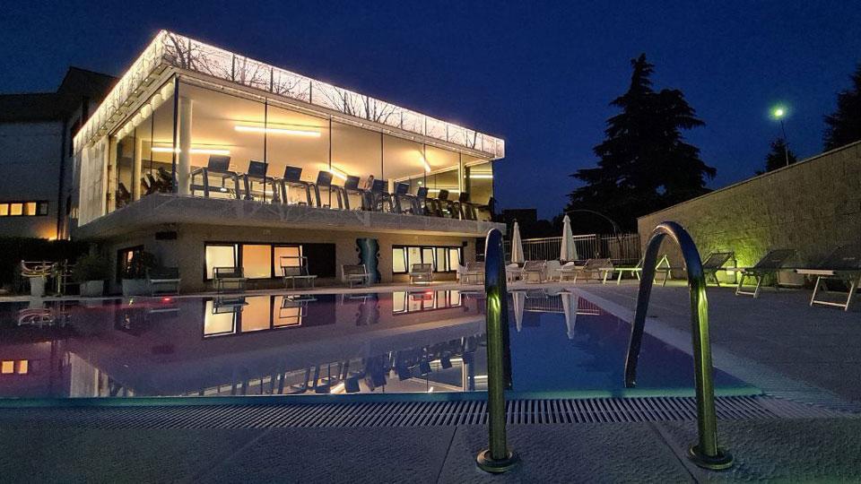 Foto notturna della piscina estiva di Top Gym