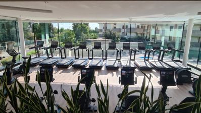 Foto sala cardio-fitness e vista esterna di Top Gym Inzago