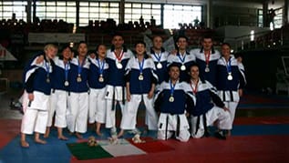 Foto team karate di Top Gym, guidata dal sensei Maurizio Gabiati