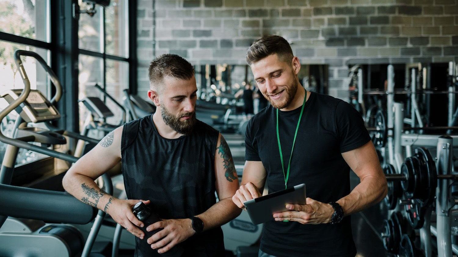 Foto di un personal trainer durante una sessione di allenamento con un cliente